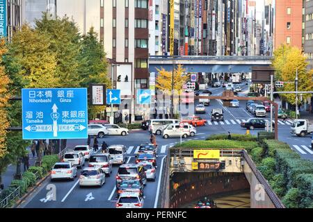 Tokio, Japan - Dezember 2, 2016: Verkehr in Higashishinbashi Bezirk in Tokyo, Japan. Tokyo ist die Hauptstadt von Japan. 37,8 Millionen Menschen leben in Stockfoto