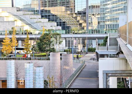 Tokio, Japan - Dezember 2, 2016: die Menschen in Shiodome City Center Wolkenkratzer in Tokio, Japan. Es ist ein Teil von Shiodome Sio-Site Entwicklung complet Stockfoto