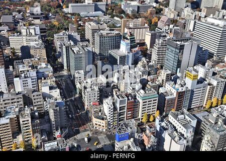 Tokio, Japan - Dezember 2, 2016: Stadt Architektur Blick auf Tokio. Tokyo ist die Hauptstadt von Japan. 37,8 Millionen Menschen leben in der Metro Area. Stockfoto