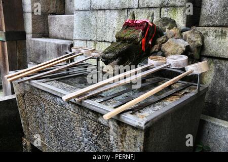 KYOTO, Japan - 28. NOVEMBER 2016: Feierliche Wasseraufbereitung Frühjahr Fushimi Inari Taisha Shrine in Kyoto, Japan. Es gibt mehr als 10.000 tori Stockfoto