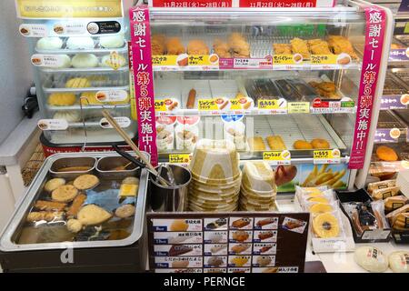 Tokio, Japan - Dezember 2, 2016: typisch japanischen Convenience Store fast food in Tokio. Nikuman gedämpfte Brötchen, oden Brühe winter Lebensmittel und Wahl o Stockfoto