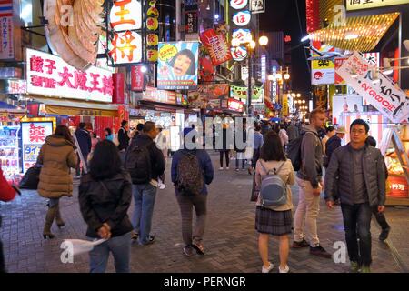 OSAKA, Japan, November 21, 2016: die Menschen besuchen Nacht Dotonbori Street in Osaka, Japan. Dotonbori ist das Vergnügungsviertel von Osaka. Stockfoto