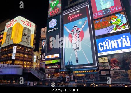 OSAKA, Japan - 21. NOVEMBER 2016: neons von Dotonbori, in Osaka, Japan. Dotonbori ist das Vergnügungsviertel von Osaka. Stockfoto