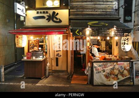 OSAKA, Japan, November 21, 2016: die Menschen besuchen alte traditionelle Restaurant im Dotonbori Street in Osaka, Japan. Dotonbori ist das wichtigste Unterhaltung sind Stockfoto