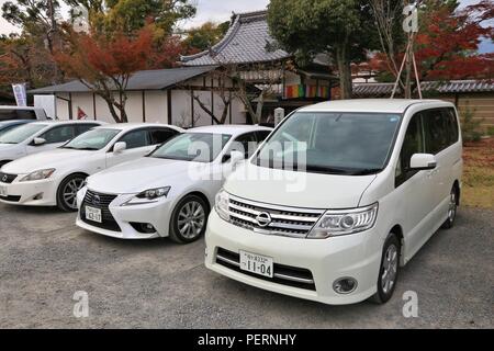 KYOTO, Japan - 26 November, 2016: Nissan Serena minivan Auto in Kyoto, Japan geparkt. Gibt es etwa 68,9 Millionen Autos in Japan registriert. Stockfoto