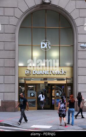 NEW YORK - JUNI 2: Menschen besuchen Duane Reade Apotheke und Supermarkt am 2. Juni 2013 in New York. DR wurde 1960 gegründet und durch Walgree erworben Stockfoto