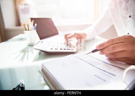 Nahaufnahme der Hand Berechnung ein Geschäftsmann Bill im Büro Stockfoto