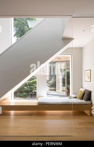 Blick nach rechts durch das Haus vom Sitz unter der Treppe. Private Residence, London, Vereinigtes Königreich. Architekt: Richard Mitzman Architekten, 2018. Stockfoto