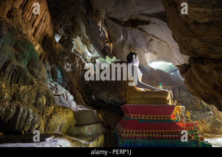 Statue eines sitzenden Buddha im Inneren der Tham Hoi Höhle in der Nähe von Vang Vieng, Vientiane, Laos. Stockfoto