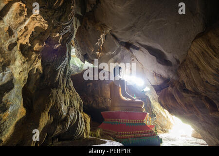 Statue eines sitzenden Buddha im Inneren der Tham Hoi Höhle in der Nähe von Vang Vieng, Vientiane, Laos. Stockfoto