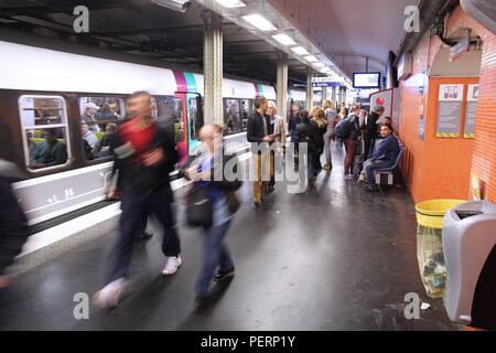 PARIS, Frankreich, 20. Oktober, 2014: Die Menschen warten auf die U-Bahn in Paris. Pariser Metro hat einen jährlichen Zuwachs von 1.527 Milliarden Fahrten. Stockfoto