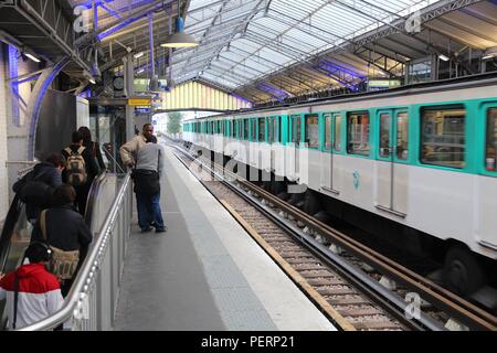 PARIS, Frankreich, 20. Oktober, 2014: Die Menschen warten auf die U-Bahn in Paris. Pariser Metro hat einen jährlichen Zuwachs von 1.527 Milliarden Fahrten. Stockfoto