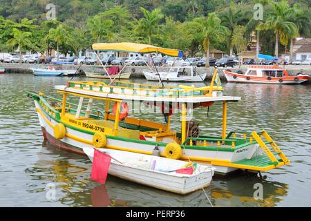 PARATY, Brasilien - 14. OKTOBER 2014: Bunte Fischerboot in Paraty (Bundesstaat Rio de Janeiro). Die koloniale Stadt reicht bis ins Jahr 1667 zurück und gilt als f Stockfoto