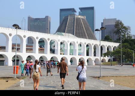 RIO DE JANEIRO, BRASILIEN - 19. OKTOBER 2014: die Menschen besuchen Nachbarschaft Lapa in Rio de Janeiro. In 2013 1,6 Millionen internationale Touristen besucht Rio. Stockfoto