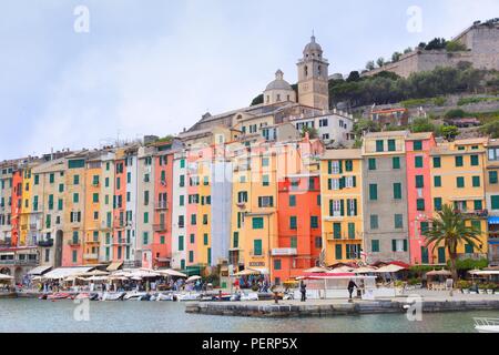 PORTOVENERE, Italien - 25 April 2015: die Menschen besuchen Portovenere in Italien. Es ist ein Teil von Portovenere und Cinque Terre UNESCO Weltkulturerbe establis Stockfoto