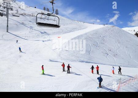 VALLOIRE, Frankreich - 24. MÄRZ 2015: Skifahrer den Schnee geniessen in Galibier-Thabor Station in Frankreich. Der Bahnhof ist in Valmeinier und Valloire entfernt und h Stockfoto