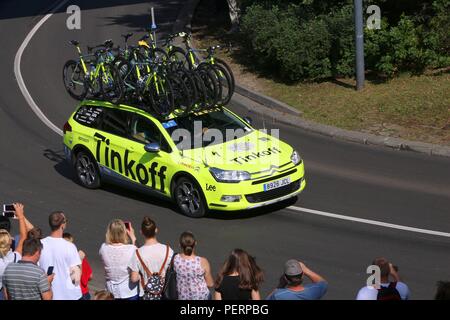 BYTOM, Polen - 13. JULI 2016: Team Fahrzeug fährt in Tour De Pologne Radrennen in Polen. Citroen C5 von tinkoff Team aus Russland. Stockfoto