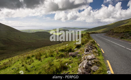 Conor Pass Road kreuzt die Berge der Halbinsel Dingle, Irland Dingle und die Dingle Bay. Stockfoto