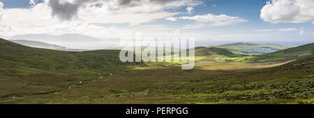 Dingle Stadt und Hafen, eingebettet in die Hügel und Berge der Halbinsel Dingle, von Conor Pass in der irischen Grafschaft Kerry gesehen. Stockfoto