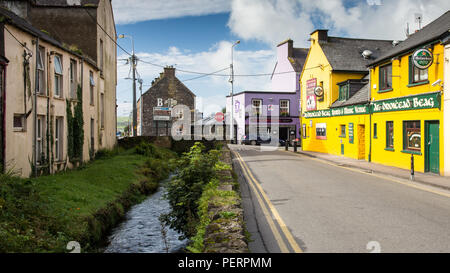 Dingle, Irland - 13 September, 2016: Bunte Pubs und Gebäude in der Mitte der kleine touristische Stadt Dingle. Stockfoto