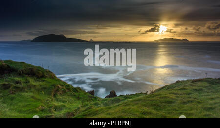 Sonnenuntergang über die Blasket Islands in Dunquin auf der Dingle Halbinsel im County Kerry in Irland. Stockfoto