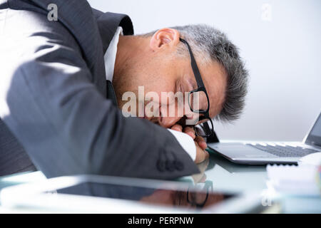 Foto von Müde Reife Geschäftsmann schlafen im Büro Stockfoto