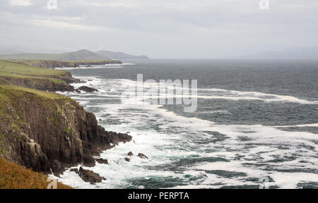 Wellen brechen auf Klippen am Slea Head auf der Dingle Halbinsel im Westen der irischen Grafschaft Kerry. Stockfoto