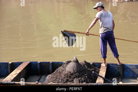 Flusssand miner Arbeiten an Lastkahn, Citarum Fluss, Bandung, Indonesien Stockfoto