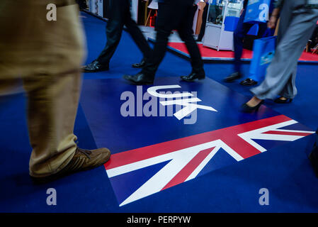 Zu Fuß über Großbritannien. Vereinigtes Königreich British Union Jack Flagge auf den Boden ging über in den Messehallen in Farnborough International Airshow Stockfoto