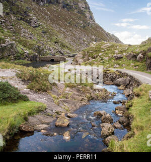 Der Fluss Loe und schmalen Pass Road Wind durch das steile Tal der Lücke von Dunloe, in der macgillycuddy Reeks Berge von Irel eingebettet Stockfoto