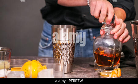 Whiskey Sour cocktail garniert mit Orange und Kirsche. Stockfoto