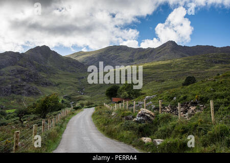 Carrountoohil, Irlands höchstem Berg, und der macgillycuddy Reeks Bereich steigen über das Schwarze Tal in der irischen Grafschaft Kerry. Stockfoto