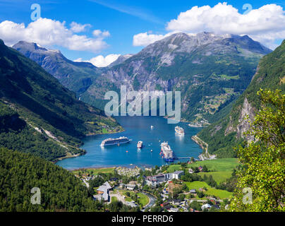 Geirangerfjord, Norwegen. Blick über die Stadt Geiranger und Geirangerfjord, Norwegen Stockfoto