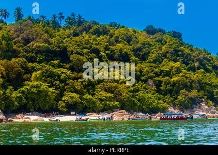 Die unbewohnte Strand von Rawa Insel, in der Nähe von Perhentian Kecil mit der üppigen Wald im Hintergrund. Wird ein beliebter Ort zum Schnorcheln, mehrere Motorboot... Stockfoto