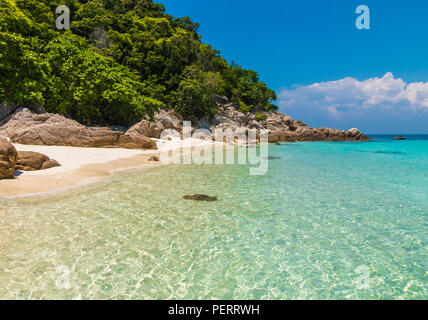 Kristallklares Wasser, schimmernden inmitten der azurblauen Meer und dem feinen weißen Strand von Felsen und üppigen Bäumen macht Rawa Insel... Stockfoto
