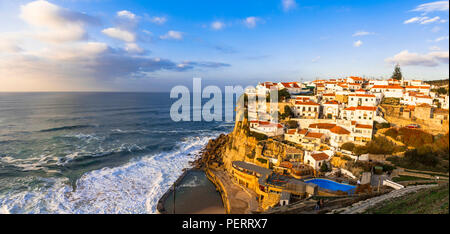 Beeindruckende Azenhas do Mar über Sonnenuntergang, Portugal. Stockfoto