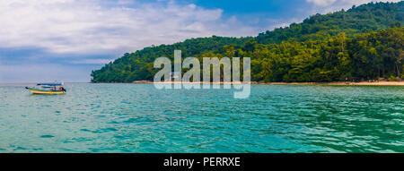 Einen großartigen Panoramablick auf Petani Beach auf Perhentian Kecil Insel in Malaysia. Die verankerte Motorboot mit den langen goldenen Sandstränden und üppigen... Stockfoto