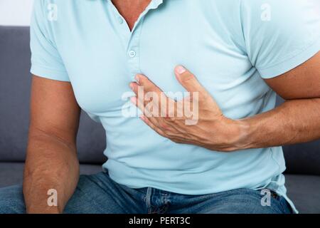 Close-up von einem Mann mit Schmerzen in der Brust Leiden, Herzinfarkt Stockfoto