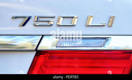 Grodno, Weißrussland, 16. Mai 2013: Silver Logo 750 Li auf weißem Hintergrund der BMW 750Li XDrive Auto Stockfoto