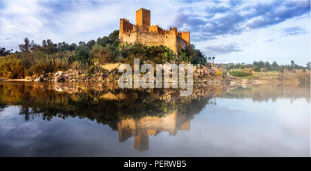 Beeindruckende Templer Burg in Almourol, Portugal. Stockfoto