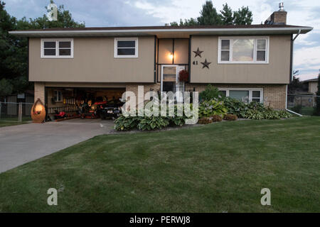 Wohnhaus außen in der mittleren Klasse Nachbarschaft, MT, USA Stockfoto