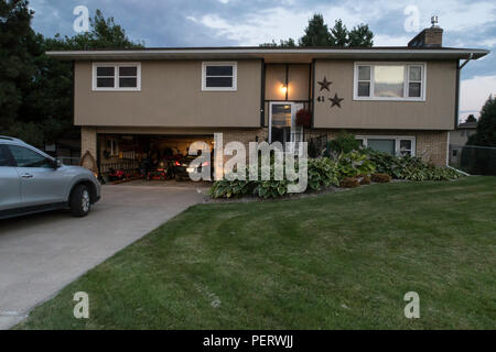 Wohnhaus außen in der mittleren Klasse Nachbarschaft, MT, USA Stockfoto