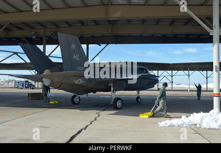 Senior Airman Christian Korp, 388 Aircraft Maintenance Squadron, verwendet die Handzeichen für die Kommunikation mit US Air Force Oberstleutnant Todd Lafortune, Defense Contract Management Agentur F-35 Annahme Pilot, als er Taxis eine F-35A Lightning II Flugzeuge in eine Parkposition unter einem Sonnenschirm am 388 Fighter Wing Rampe wie Jan. 26 an der Hill Air Force Base, Arizona ankommt. Dieser F-35 A ist das sechste auf der 34th Fighter Squadron zugewiesen werden. (U.S. Air Force Foto/Alex R. Lloyd) Stockfoto