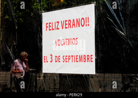 Ein Blick auf einen Hinweis auf ein Fenster shop in Madrid sprach in Spanisch, schönen Sommer, werden wir am 3. September. Stockfoto