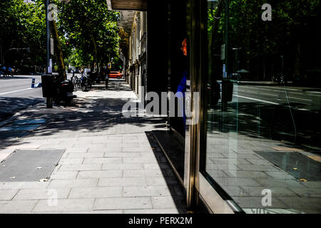 Ein Blick auf das helle Gesicht ein Mann in der Tür eines Gebäudes in Madrid, Spanien. Stockfoto