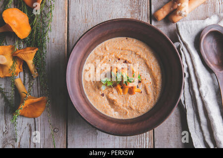 Pilz Cremesuppe, Pfifferlinge Stockfoto