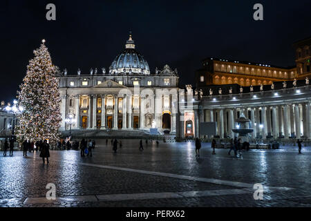 Rom, Italien, 11. Dezember 2017: Blick auf den Petersplatz mit riesigen Weihnachtsbaum in der Nacht. Rom - 11. Dezember 2017 Stockfoto