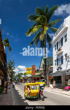 Tuk Tuk trike Taxi lokalen Verkehr auf der Hauptstraße im Zentrum von Boracay Island Philippinen Stockfoto