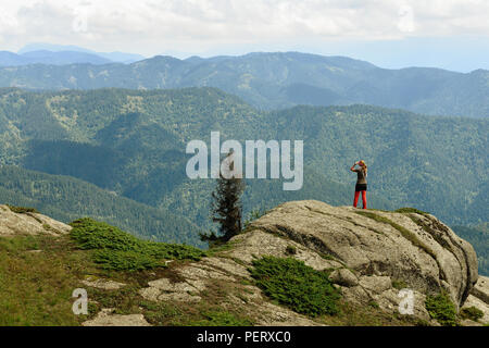 Trekking in den Bergen des Borjomi-Kharagauli Nationalpark in Kleineren Kaukasus. Borjomi, Georgien Stockfoto