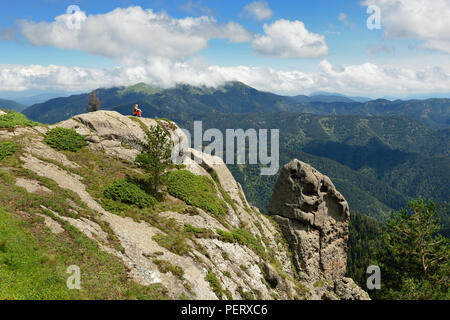 Trekking in den Bergen des Borjomi-Kharagauli Nationalpark in Kleineren Kaukasus. Borjomi, Georgien Stockfoto